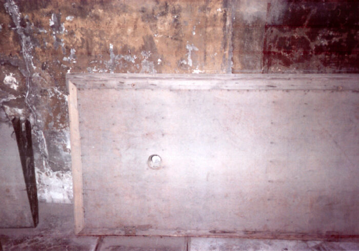 Illustration 9: Section enlargement of a “gastight” door stored today in Crematorium I. It was used for the former air-raid shelter