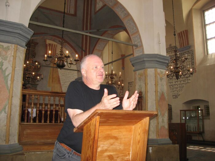 Prof. Dr. Robert Jan van Pelt, preaching in a synagogue