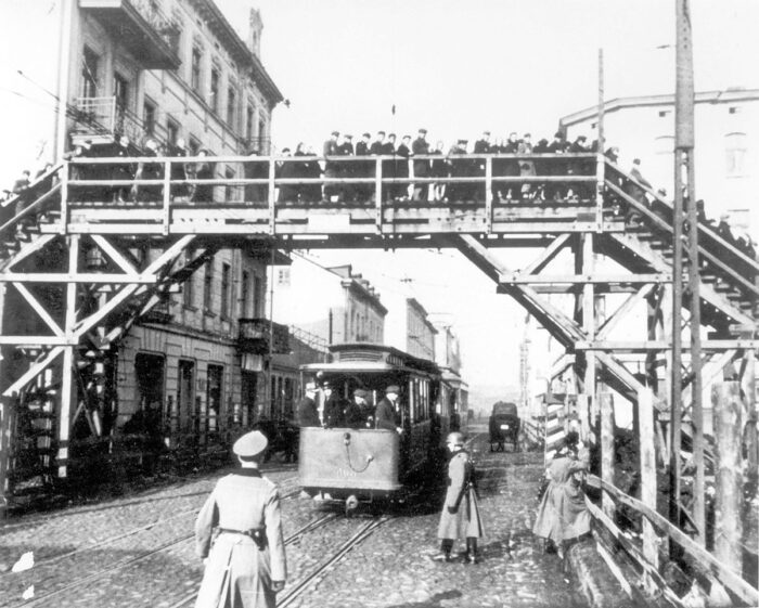Pedestrian bridge connecting the two parts of the Lodz Ghetto (Yad Vashem, Photo 4613/595).