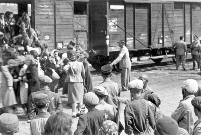 Deportation of Jews from the Lodz Ghetto (Yad Vashem, Photo 4613/602).