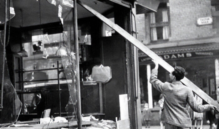 This photo does not show a shop window in Berlin, Leipzig or Treuchtlingen after the night of November 9, 1938, but was taken in Liverpool in August 1947.