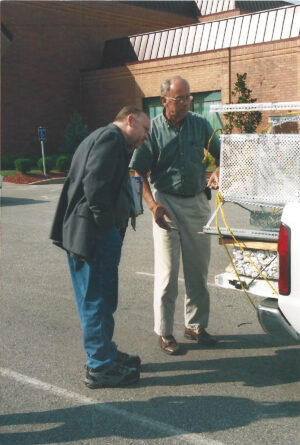 Dr. Countess unloads his “Kula Kolumn” at the Cincinnati conference building in summer of 2002, with Charles Provan inspecting it.